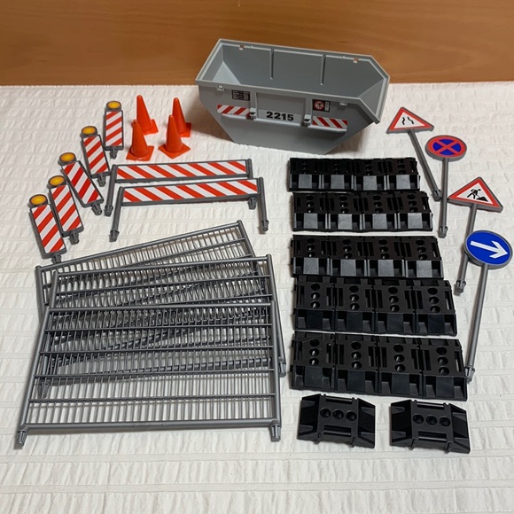 Bruder 62007 - Construction Site Signs, Fencing, Etc - Playmobil Dumpster - Picture 2 of 6